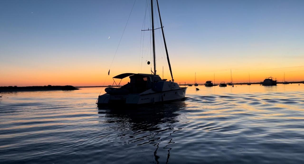 Barco Casa Catamara Sleepandboat Hotell FAO Exteriör bild