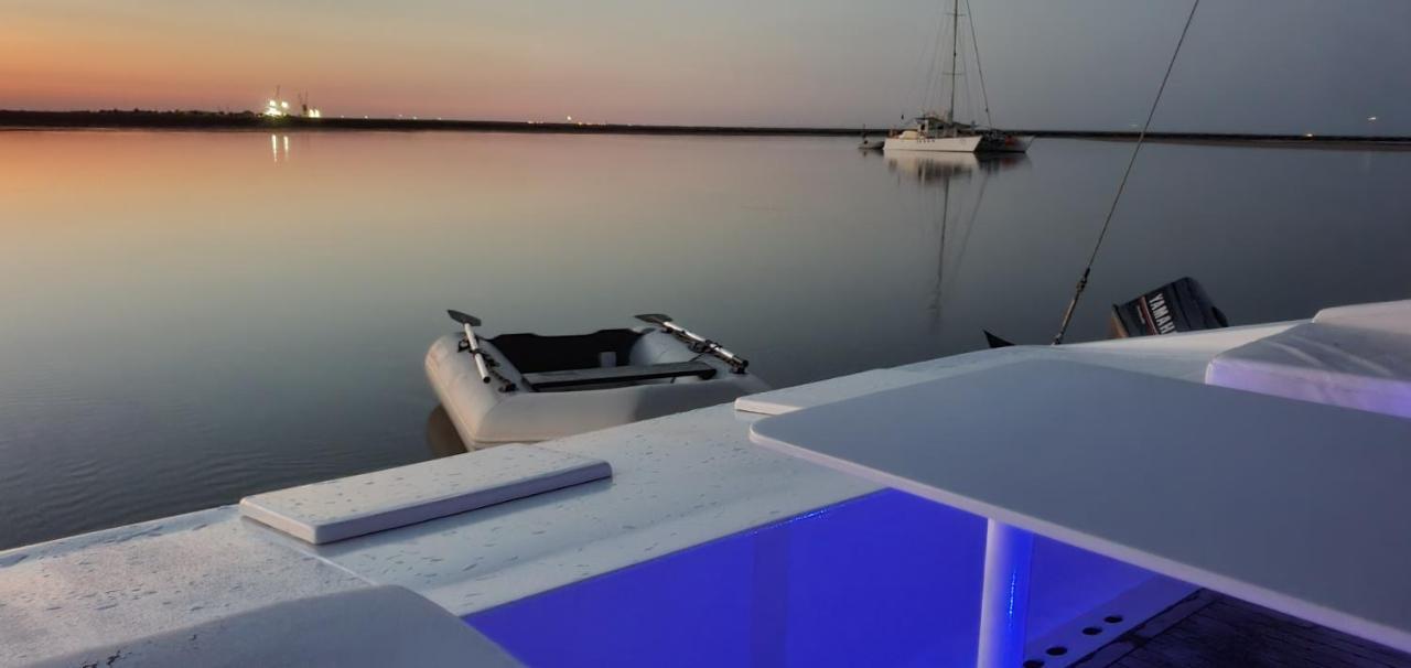 Barco Casa Catamara Sleepandboat Hotell FAO Exteriör bild