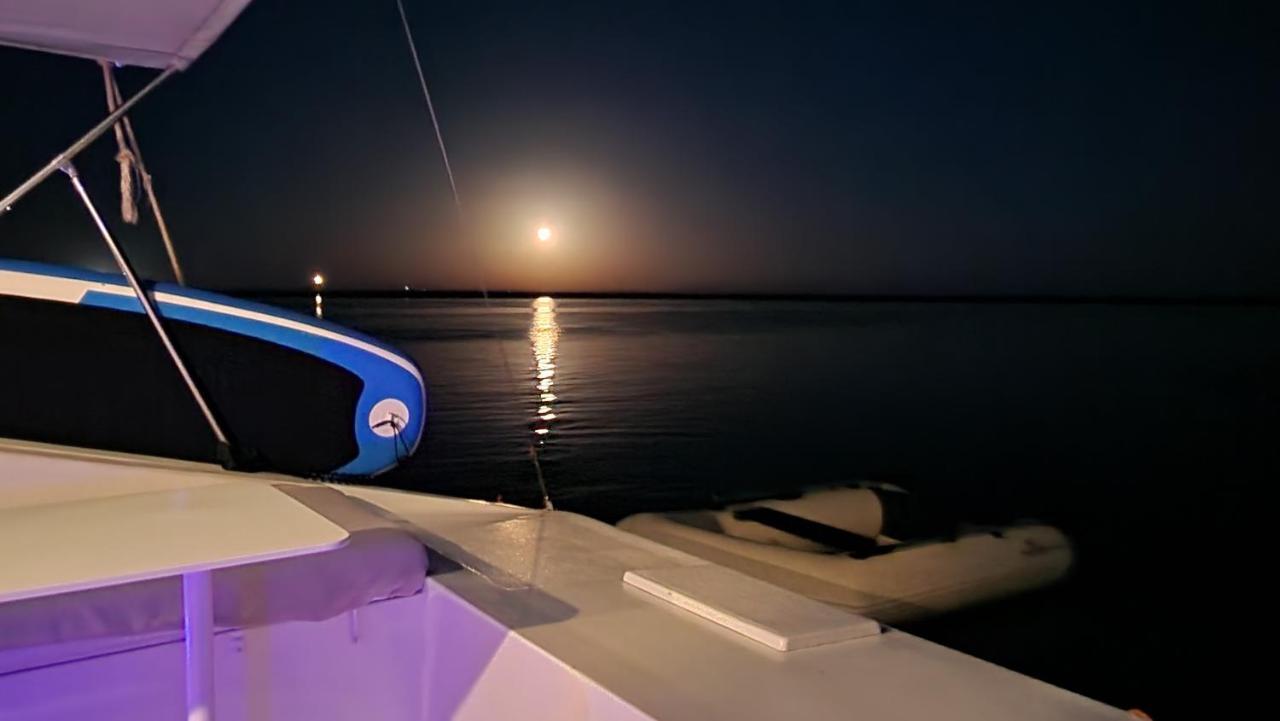 Barco Casa Catamara Sleepandboat Hotell FAO Exteriör bild